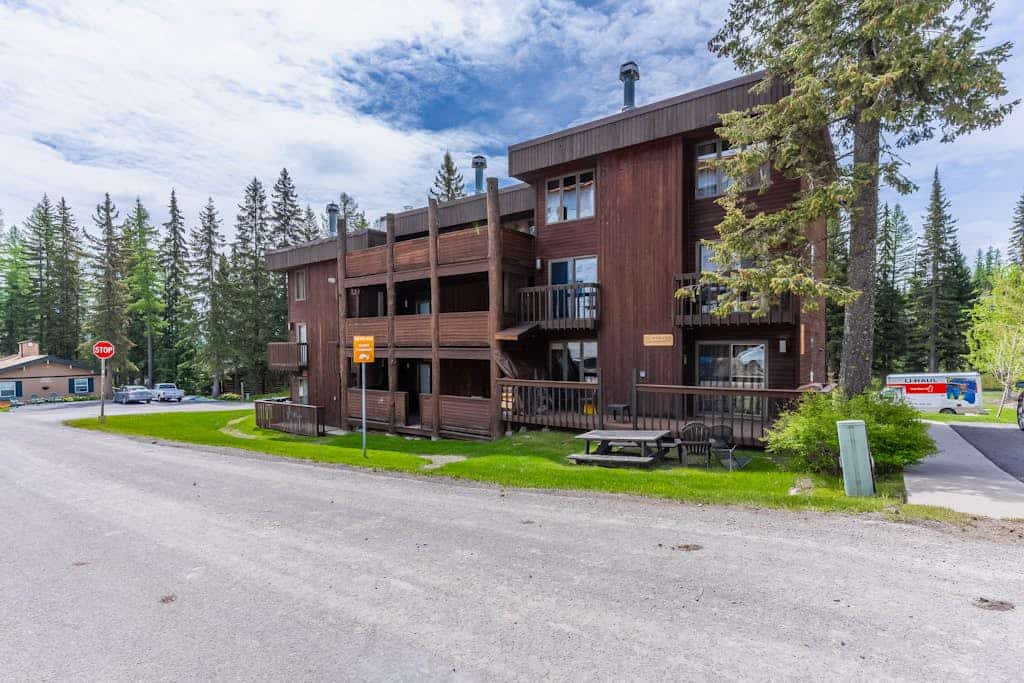 Mountain condo w/ fireplace and hot tub access - walking distance to ski lifts