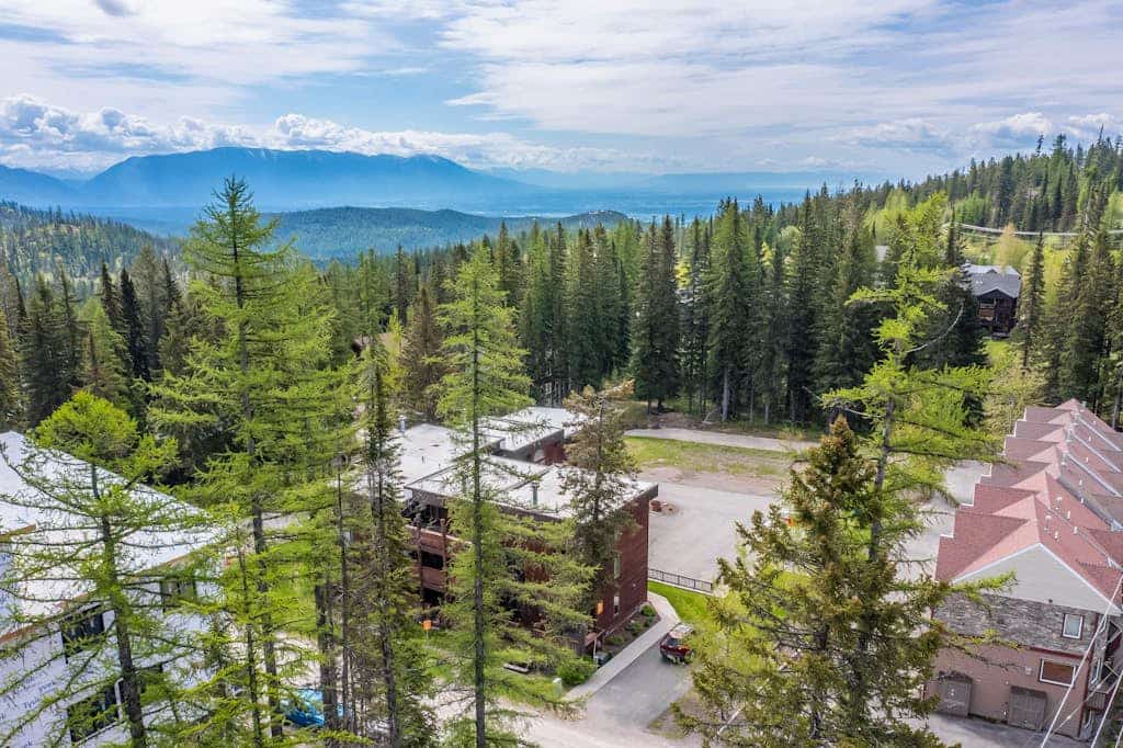 Mountain condo w/ fireplace and hot tub access - walking distance to ski lifts