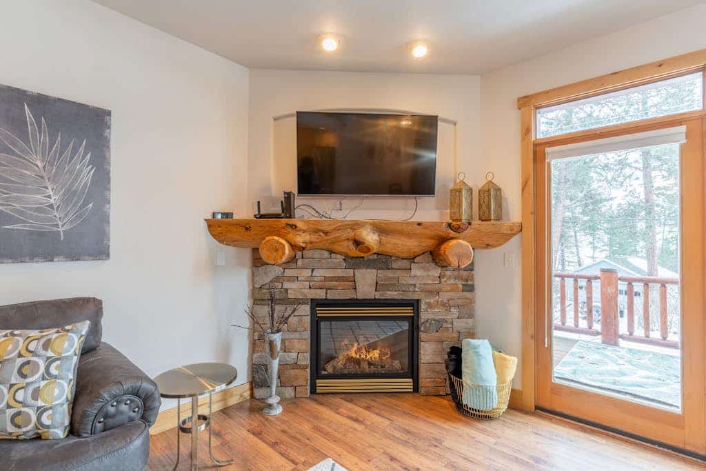 Updated condo with peek-a-boo lake views, deck, W/D, fireplace, & lake access