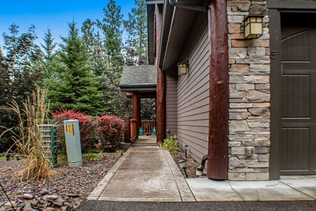 Updated condo with peek-a-boo lake views, deck, W/D, fireplace, & lake access
