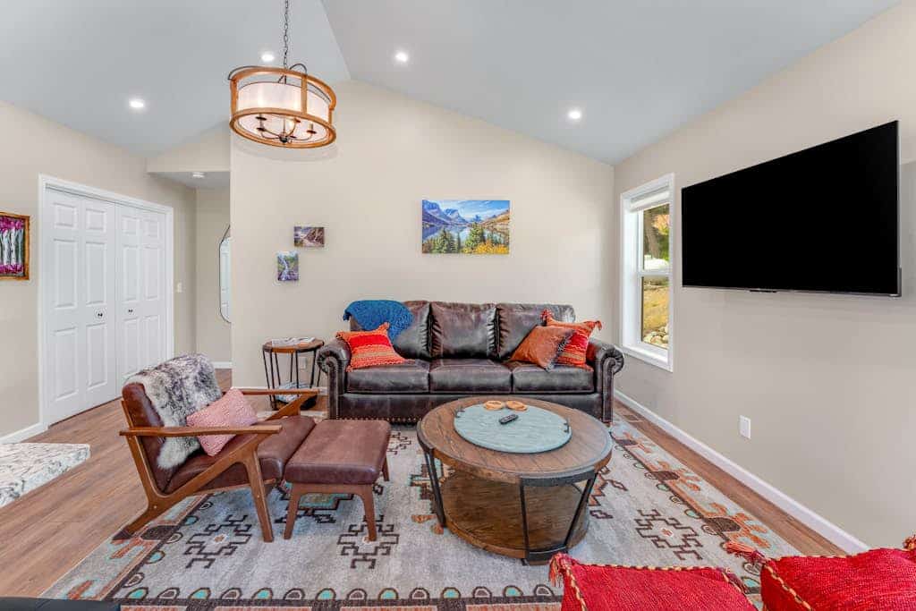 Charming single-level home with a patio, washer/dryer, & central AC