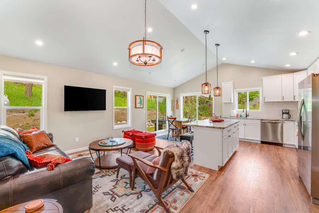 Charming single-level home with a patio, washer/dryer, & central AC