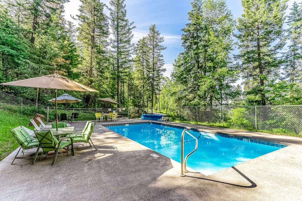 Mountain-view townhome with pool, hot tub, sports courts, & hiking/ski trails