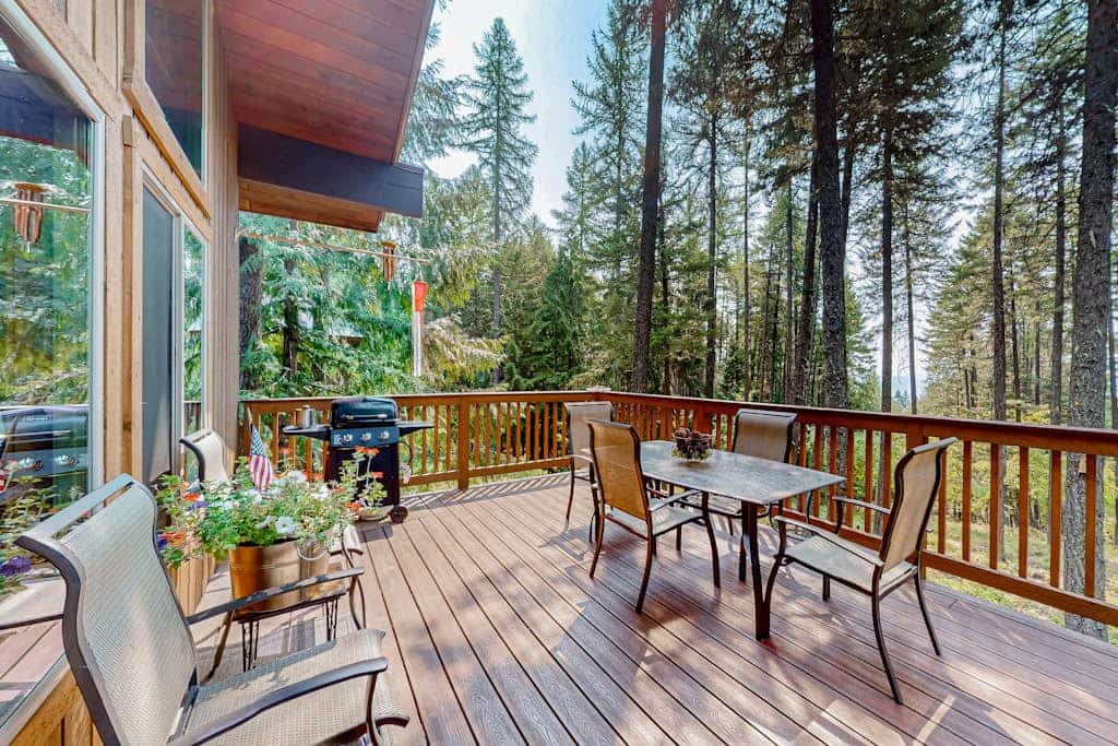 Mountain-view townhome with pool, hot tub, sports courts, & hiking/ski trails