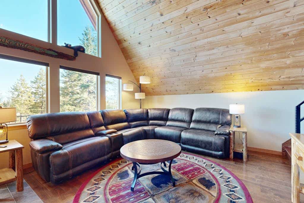Rustic charm w/ modern amenities, an expansive back patio, mountain views