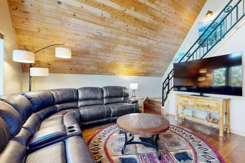 Rustic charm w/ modern amenities, an expansive back patio, mountain views