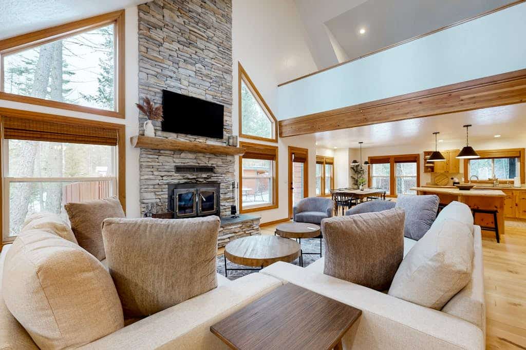 Gorgeous home w/hot tub, grill, enclosed yard, WIFI & privacy!