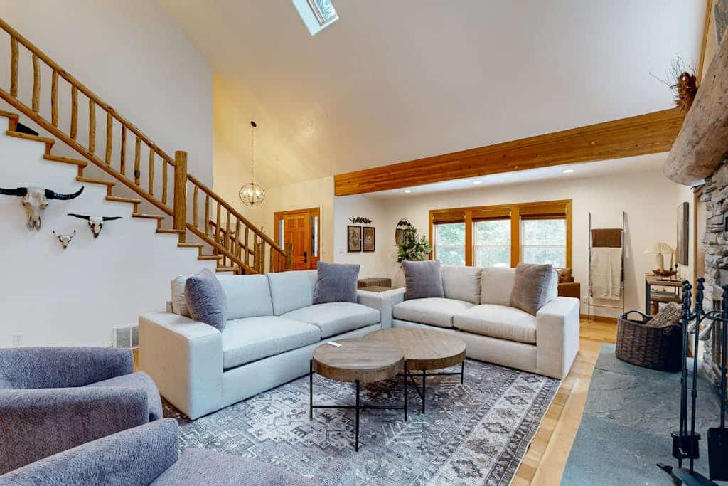 Gorgeous home w/hot tub, grill, enclosed yard, WIFI & privacy!