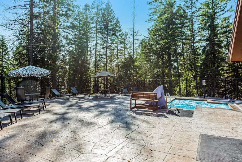 Cozy condo with deck, wood stove, pool, sauna, tennis - near skiing & fishing