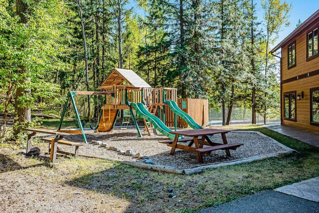 Cozy condo with deck, wood stove, pool, sauna, tennis - near skiing & fishing