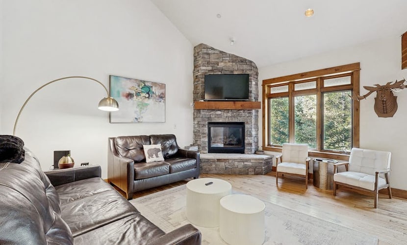 Beautifully updated Big Sky chalet with hot tub, deck & free WiFi