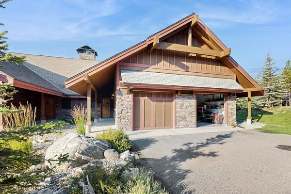 Beautifully updated Big Sky chalet with hot tub, deck & free WiFi