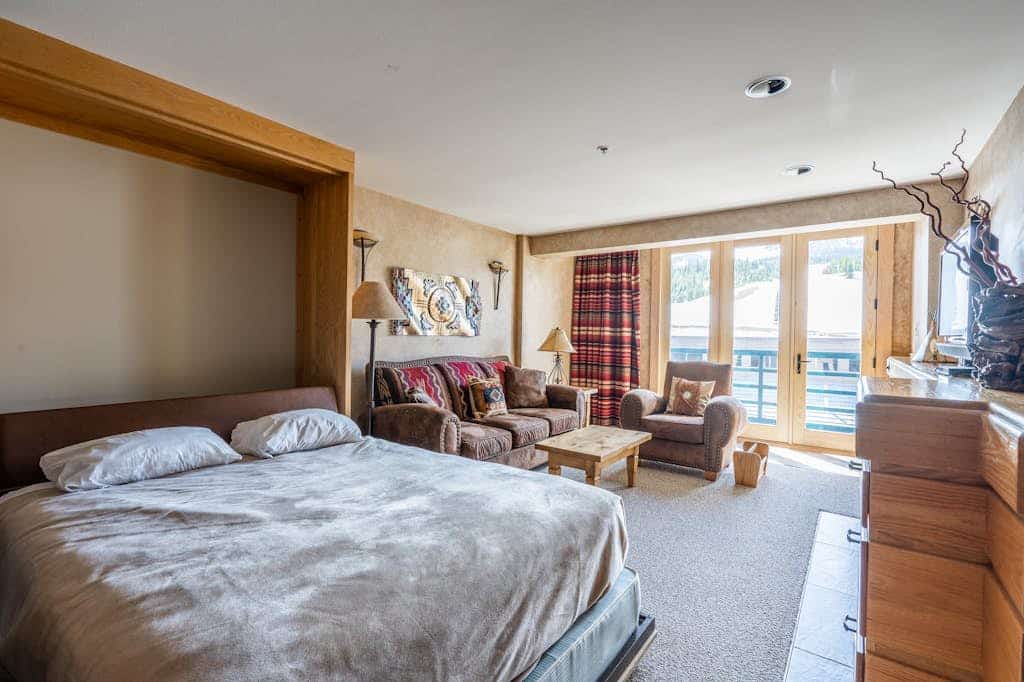 Ski-in/ski-out condo with mountain views, hot tub, pool & gym access
