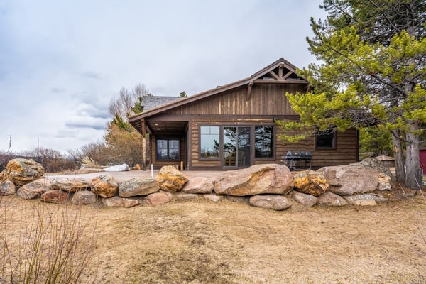 Waterfront cabin on Hebgen Lake, near fishing/boating & Yellowstone