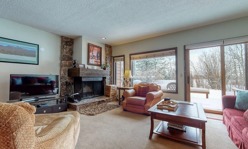 Gorgeous country lodge with private sauna, deck & fireplace - near National Park