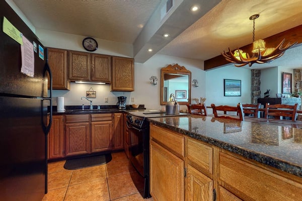 Gorgeous country lodge with private sauna, deck & fireplace - near National Park