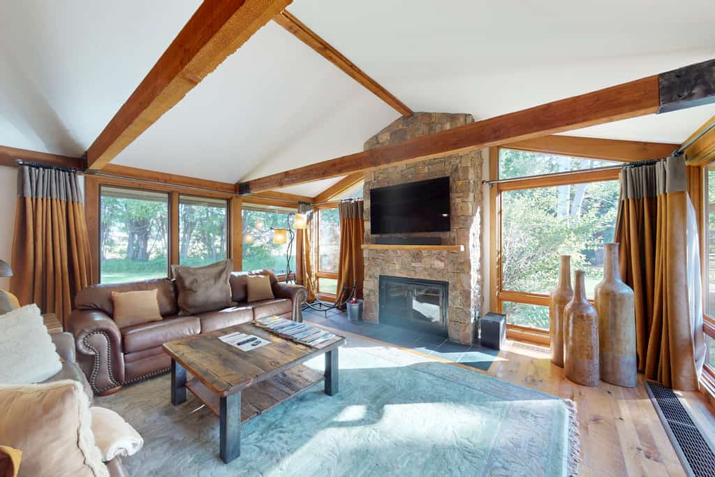 Gorgeous country escape with deck & wood-burning fireplace -  near hiking trails