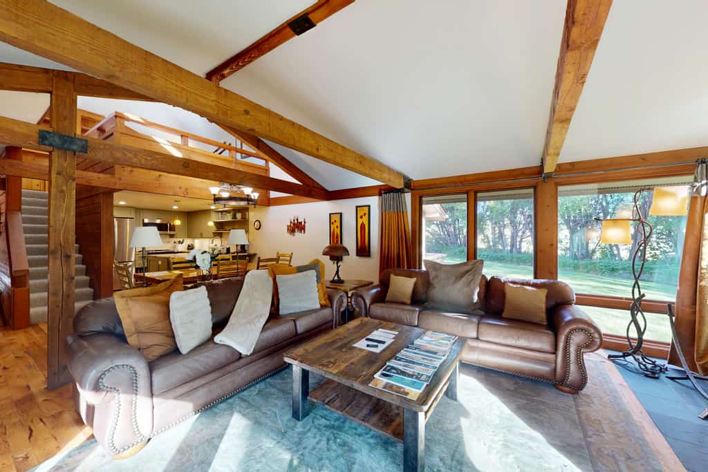 Gorgeous country escape with deck & wood-burning fireplace -  near hiking trails