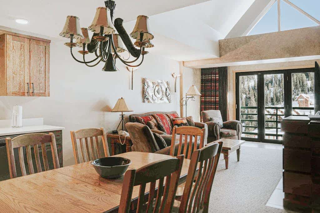 Ski-in/out, mountain-view condo with hot tub, pool & gym