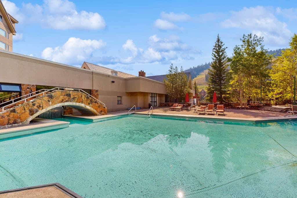Ski-in/ski-out ski chalet w/shared hot tub, pool, balcony, WiFi, central A/C