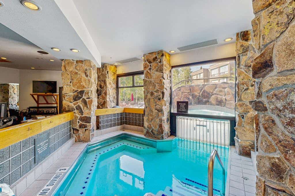 Ski-in/ski-out ski chalet w/shared hot tub, pool, balcony, WiFi, central A/C