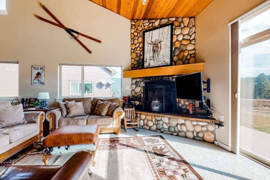 Mountain-view gem with fireplace, garage, washer/dryer & alfresco dining