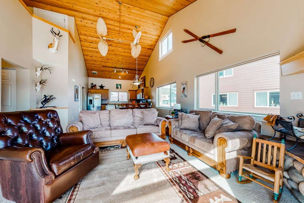 Mountain-view gem with fireplace, garage, washer/dryer & alfresco dining