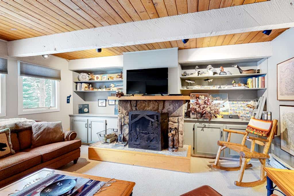 Mountain-view condo with hot tub & pool access - walk to Town Center