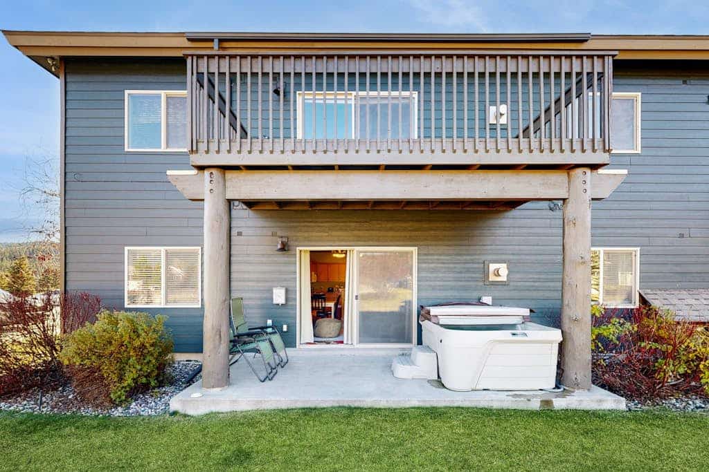 Mountain-view condo with hot tub & fireplace - close to Yellowtone & skiing