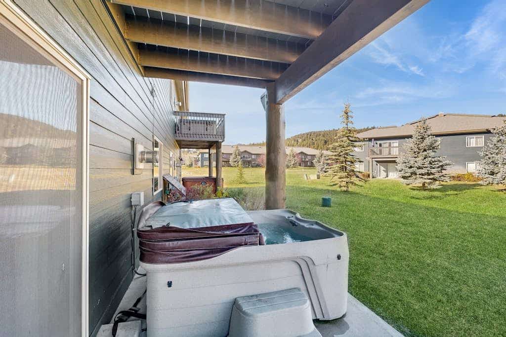 Mountain-view condo with hot tub & fireplace - close to Yellowtone & skiing