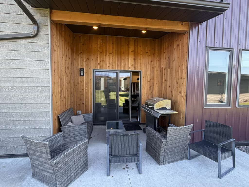 Family home with private patio, garage and A/C, 24 miles to Bridger Bowl