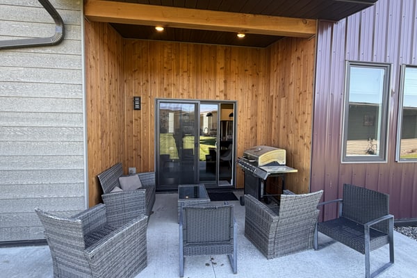 Family home with private patio, garage and A/C, 24 miles to Bridger Bowl