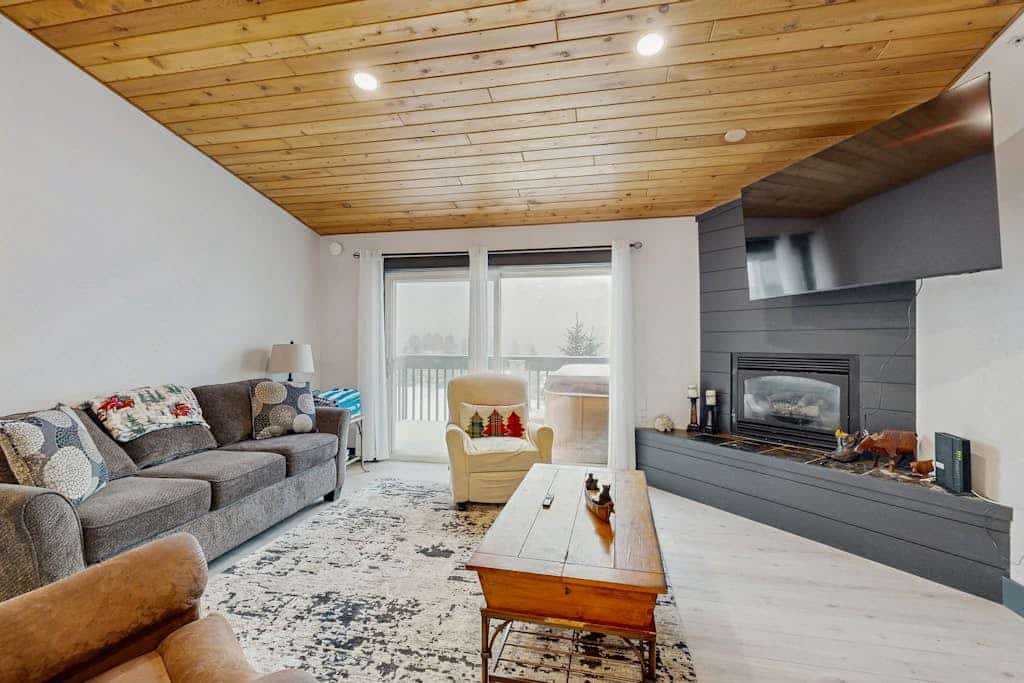 Remodeled condo with private hot tub and Gallatin Valley views