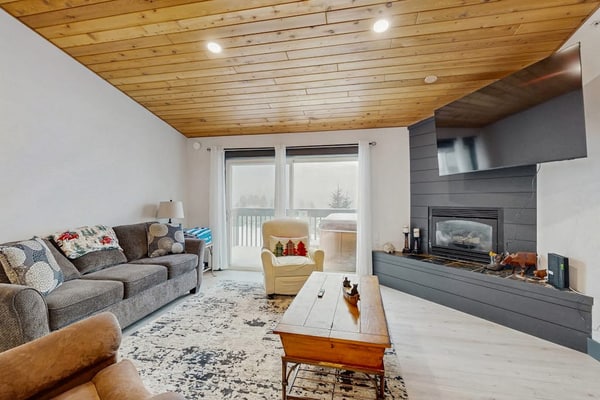 Remodeled condo with private hot tub and Gallatin Valley views