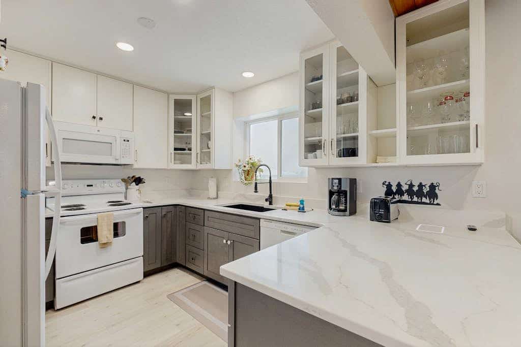 Fully Newly Remodeled Big Sky Condo with Mountain & Valley Views Private Hot Tub