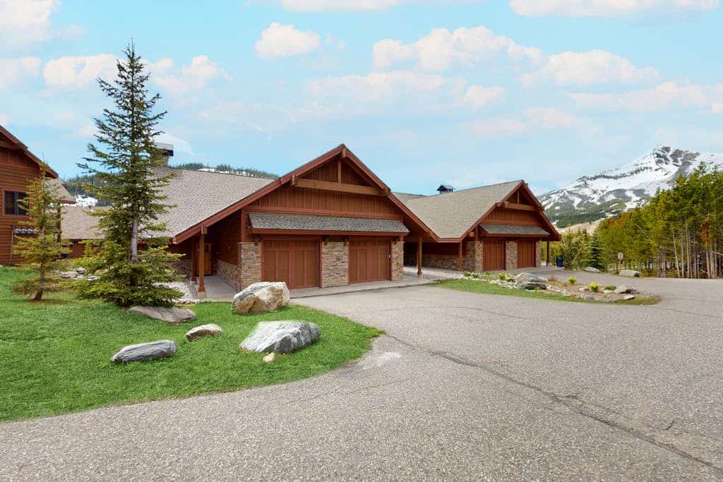 Beautiful condo with mountain views, hot-tub, and WiFi