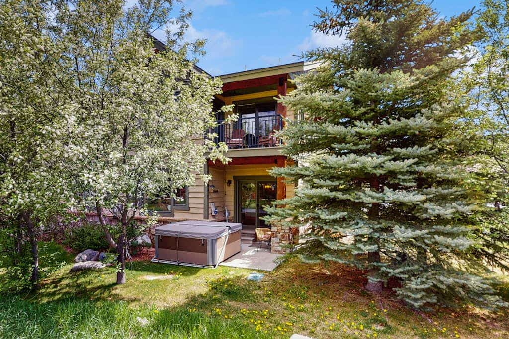 Beautiful Townhome with Hot Tub and Convenient location