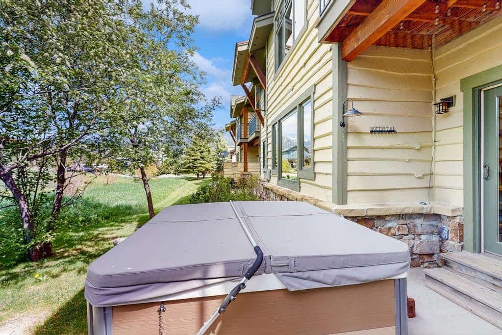 Beautiful Townhome with Hot Tub and Convenient location