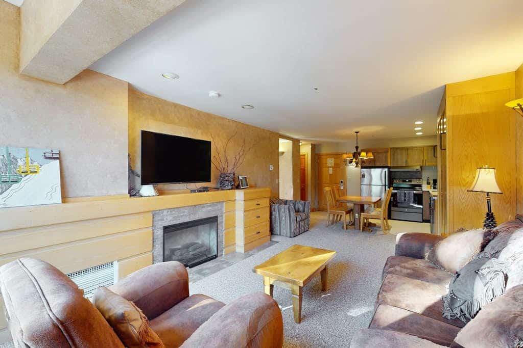 Ski-in/out condo with mountain view, hot tub, pool, gym & sauna