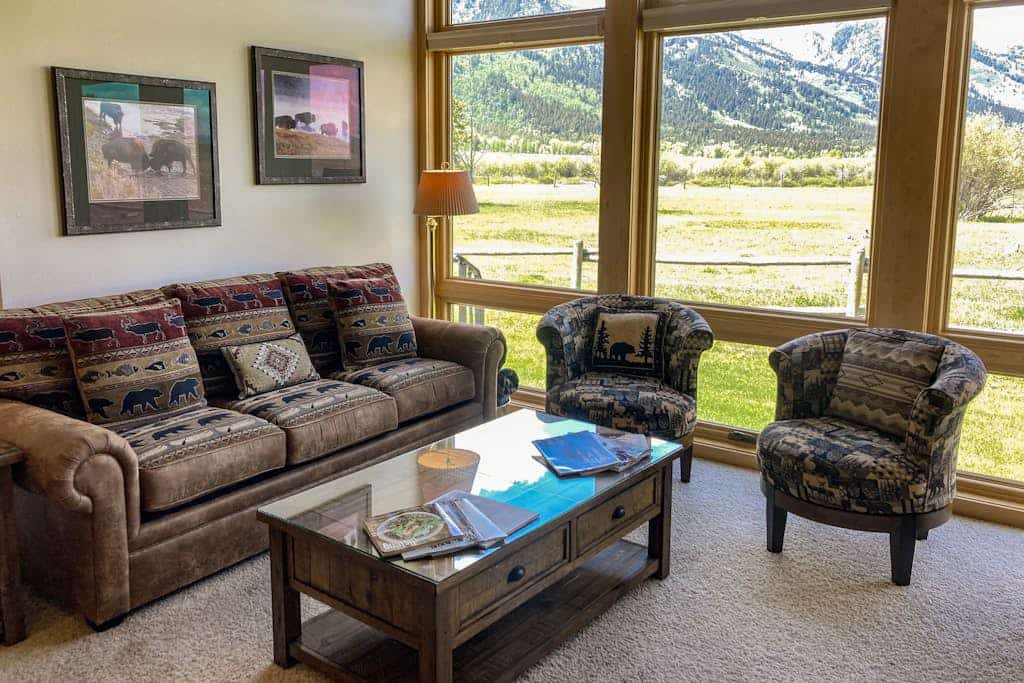 Beautiful family home w/full kitchen and gorgeous views from living room