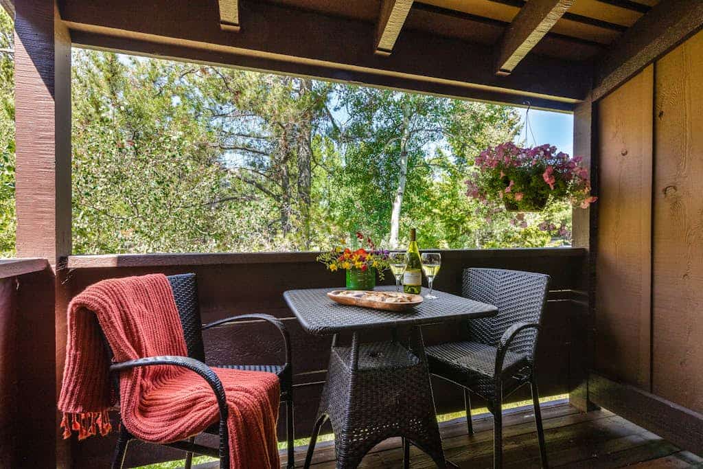 Fantastic, central condo with full kitchen &  mountain views from the balcony