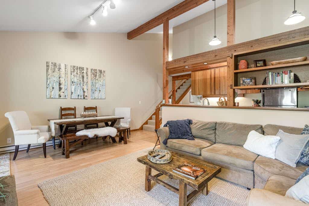 Fantastic, central condo with full kitchen &  mountain views from the balcony