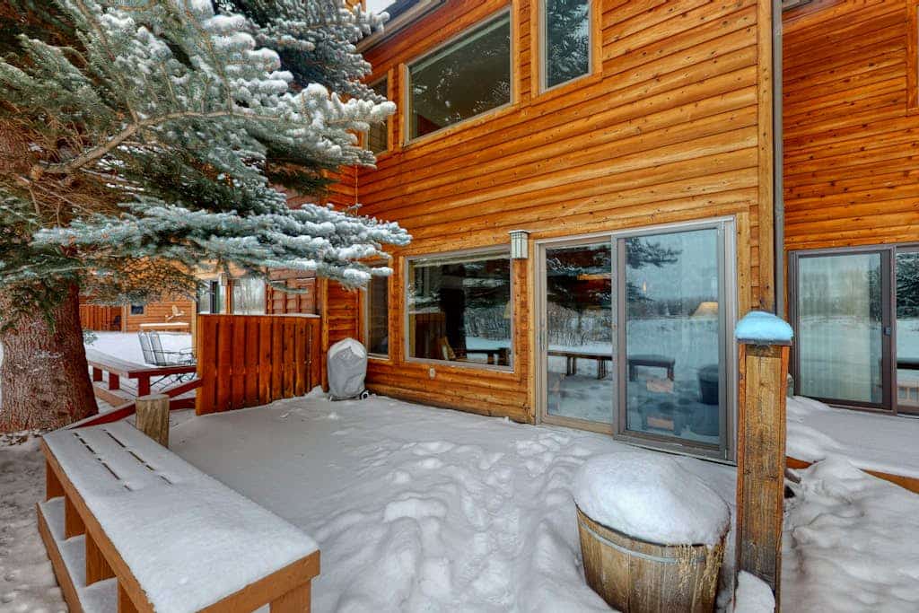 Amazing country getaway with deck & mountain views