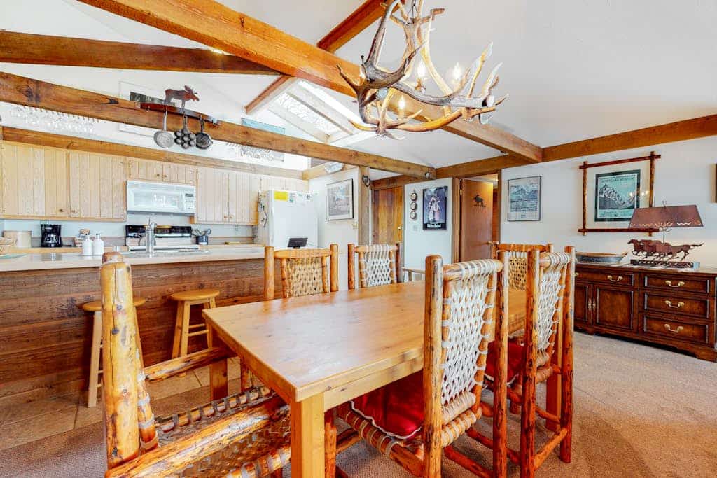 Country townhome next to golf course with mountain view & vaulted ceilings