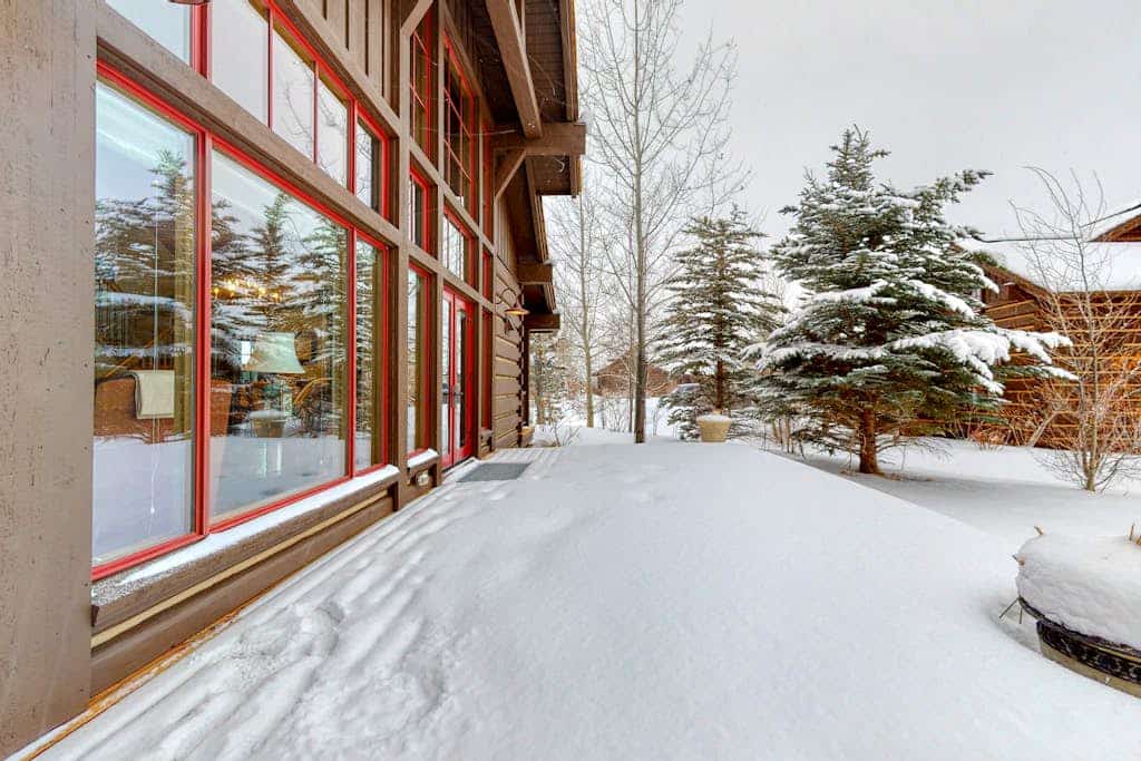Luxury & secluded cabin w/furnished deck, wood fireplace, mountain & river views