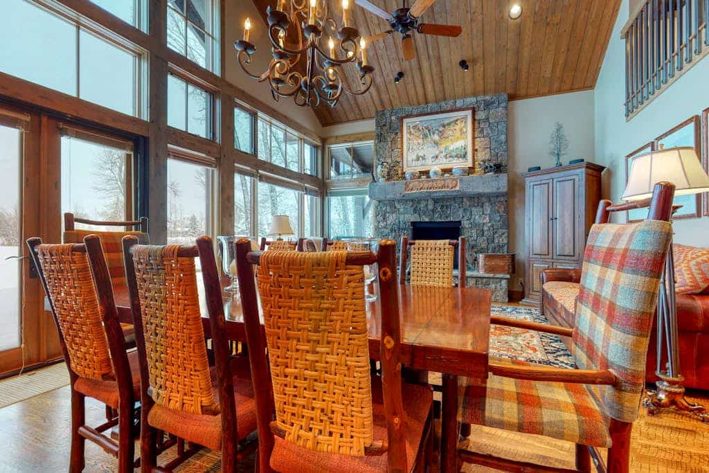 Luxury & secluded cabin w/furnished deck, wood fireplace, mountain & river views