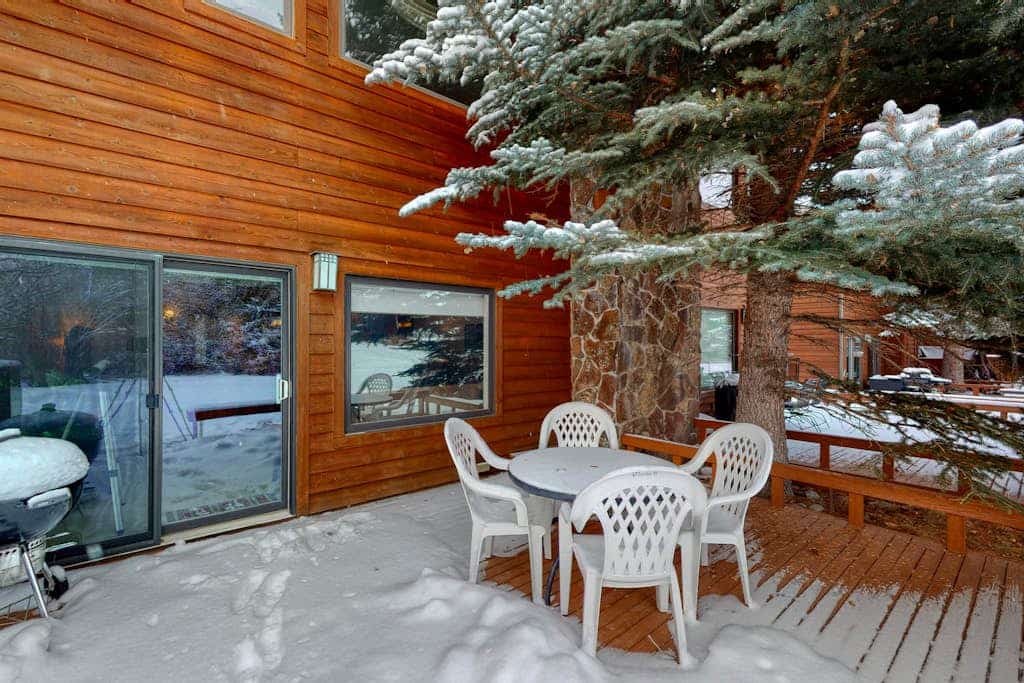 Welcoming, well-equipped condo with furnished deck, jetted tub & fireplace