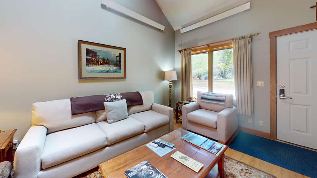 Spacious condo in the heart of Jackson w/deck, gas grill and outdoor dining area
