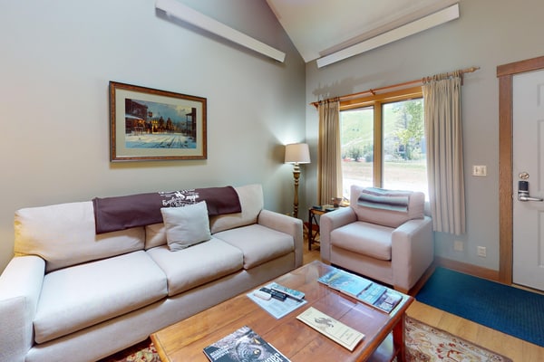 Spacious condo in the heart of Jackson w/deck, gas grill and outdoor dining area