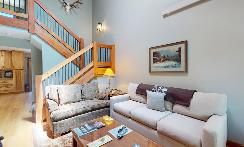 Spacious condo in the heart of Jackson w/deck, gas grill and outdoor dining area